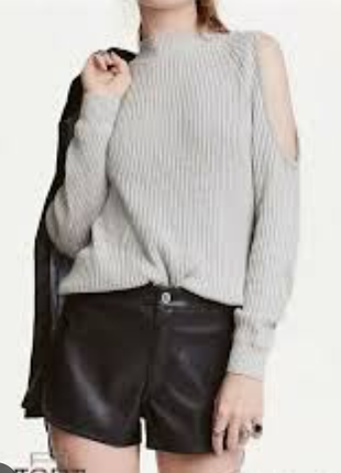 Свитер в рубчик с открытыми плечами