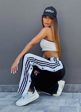 Стильные брюки на кнопках