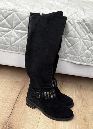 Чорні зимові замшеві чоботи на невеличкому підборі