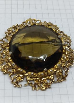 Крупная брошь со стеклянным камнем. позолота. диаметр 5см.