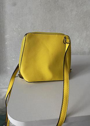 Яскрава жовта сумка