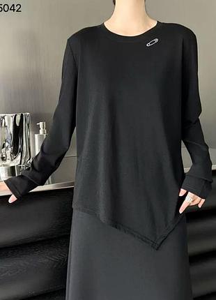 Женский свитшот с декаротивной  булавкой и асимметричным низом