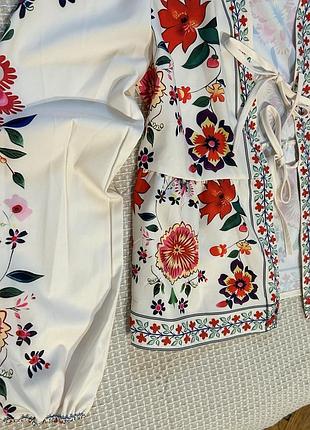 Блуза з квітами