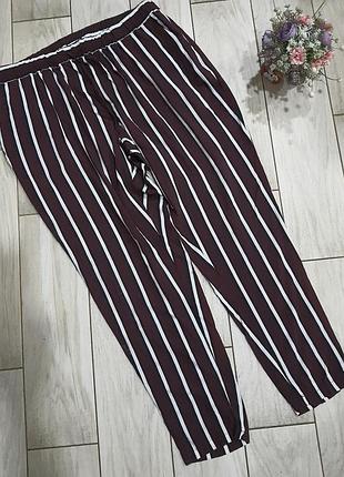 Бордовые брюки в полоску 16 размер