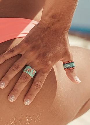 Яскрава жіноча каблучка з бісеру з візерунком корала