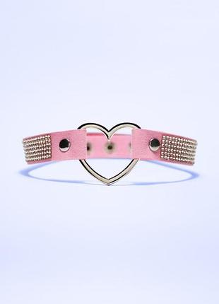 Рожевий чокер з металевим сердечком і стразами, ек‑замша, гіпоалергенна цинкова фурнітура