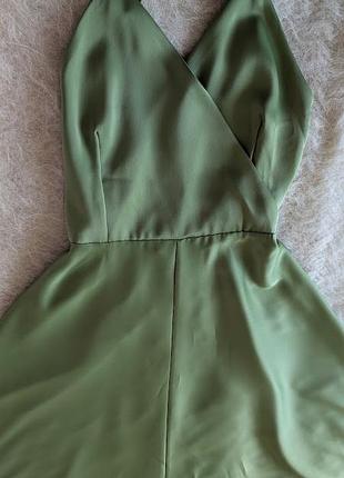 Оливковое сатиновое длинное платье с открытой спинкой