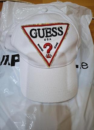 Продам белую кепку guess