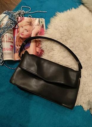 Невелика сумка на плече, короткі ручки