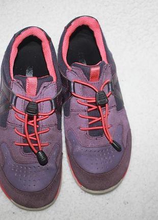 Демисезонные кроссовки фирмы ecco 34 размеры по стельке 22 см. стелька с загибом 22,7 см.