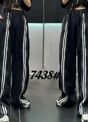 Женские спортивные брюки с лампасами и молниями