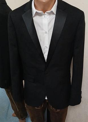 Смокинг мужской, классический с атласным воротником.