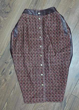 Женская вельветовая юбка с кожеными вставками на кнопках спереди