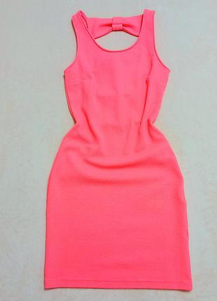 Розовое неоновое платье с бантиками на спинке