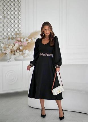 Платье длины миди с глубоким v-образным вырезом с вышивкой на талии и манжетах