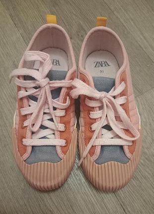 Кросівки дівчинка