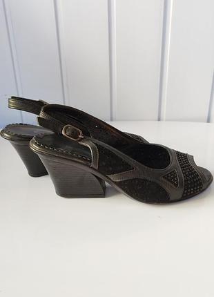 Босоножки с вставкой из замши