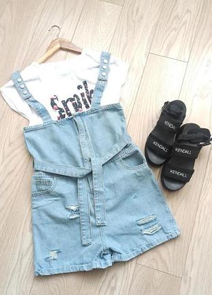 Джинсовый комбинезон с футболкой