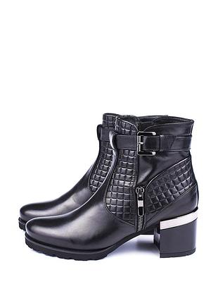 Ботинки черные кожаные в клетку на каблуке 16718