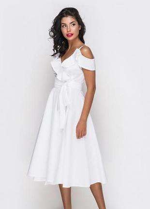 Біле плаття на запах на тонких бретелях