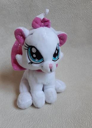 Плюшевая игрушка на изображении – это кошка мари из мультфильма диснея "аристокоты".