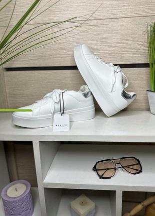 Кросівки жіночі