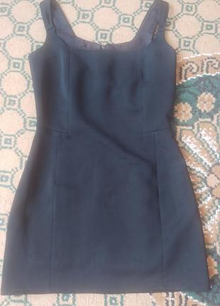 Маленька чорна сукня