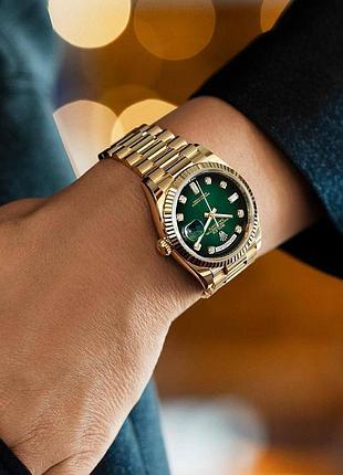 Часы наручные круглые зелёные золотистые камнями фианитами