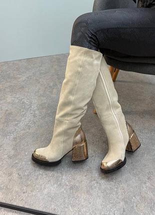 Бежеві замшеві чоботи до коліна з золотистими каблуками