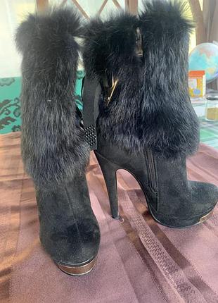 Чобітки жіночі, в ідеальному стані, прикрашені хутром , ззаду є змійка і красивий бантик. розмір устілки 22,5-23 см, на каблучку.висота каблучка 13 см