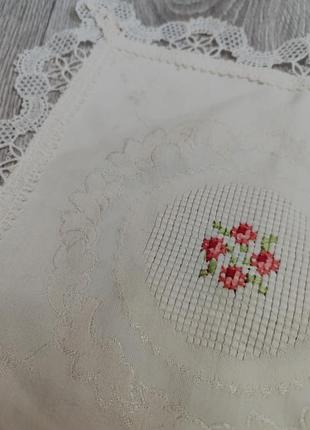 Старинная салфетка с вышивкой крестиком.