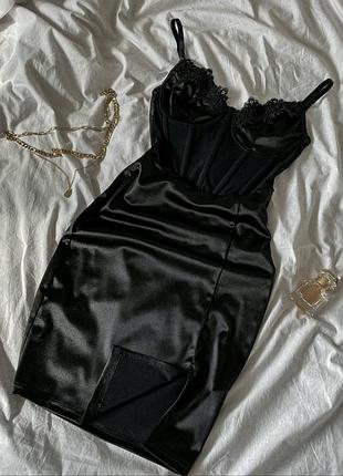 Праздничное корсетное сатиновое платье бюстье на бретелях с сеткой и разрезом