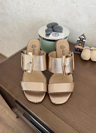 Шльопанці на підборах