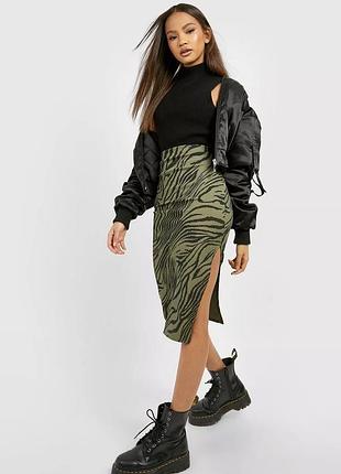 Спідниця кольору хакі з принтом