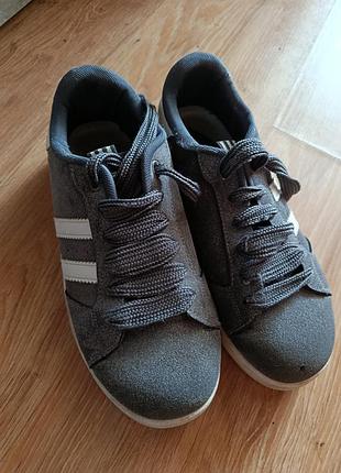 Кроссовки типа adidas