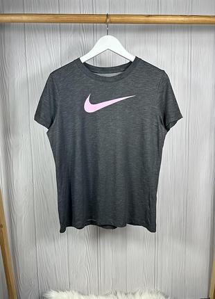 Nike big violet logo красива та зручна футболка розмір м