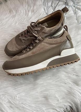 Стильні жіночі кросівки