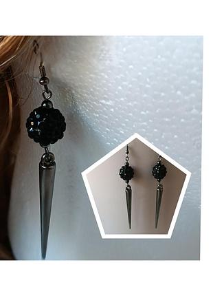Длинные серьги подвески в готическом или панк-стиле