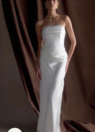 Платье макси из атласа без бретелей-белое