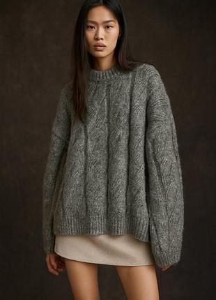 Объемный серый свитер с косами