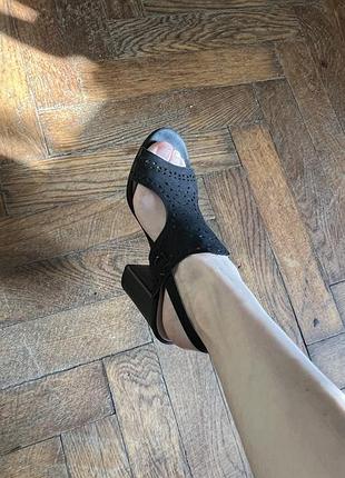 Чорні туфлі/босоніжки на підборах
