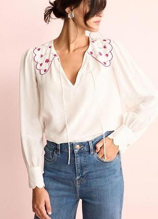Кремова блузка з довгими рукавами та вишивкою та коміром-фестончиком