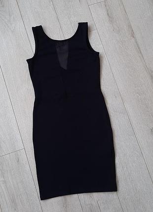 Трикотажное маленькое черное платье со вставкой сеточки