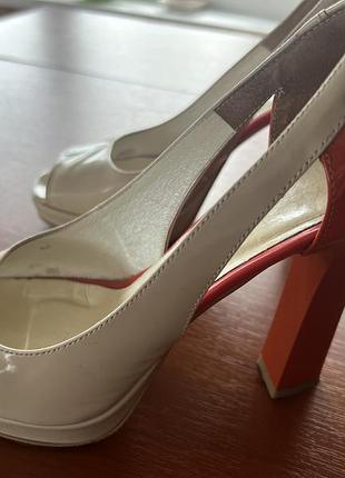 Туфлі лаковані на високих підборах