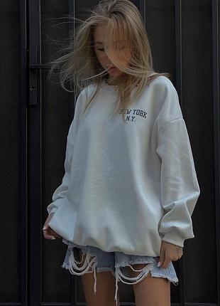 Теплый удлиненный оверсайз-свитшот на флисе белый мод.