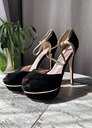 Шкіряні босоніжки на шпильці