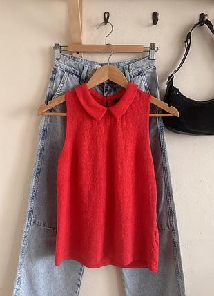 Червона трикотажна блузка з коміром вільного крою