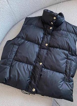 Чёрная женская жилетка пух