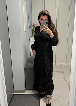 🍸витончена жіночна сукня у чорному кольорі з обʼємними рукавами.