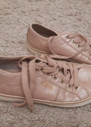 Кросівки для жінок розмір 39